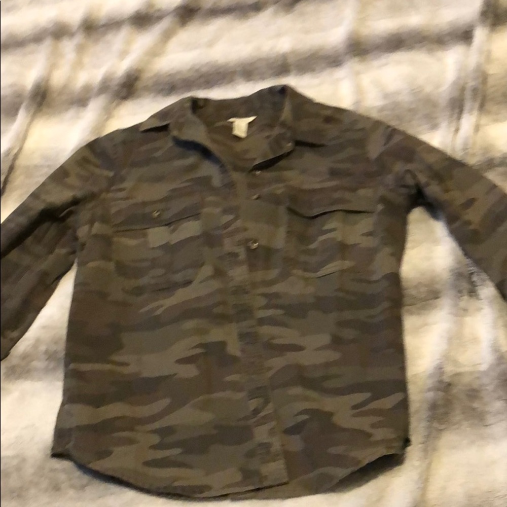 Forever 21 Camo Button-Up Shirt🖤💚